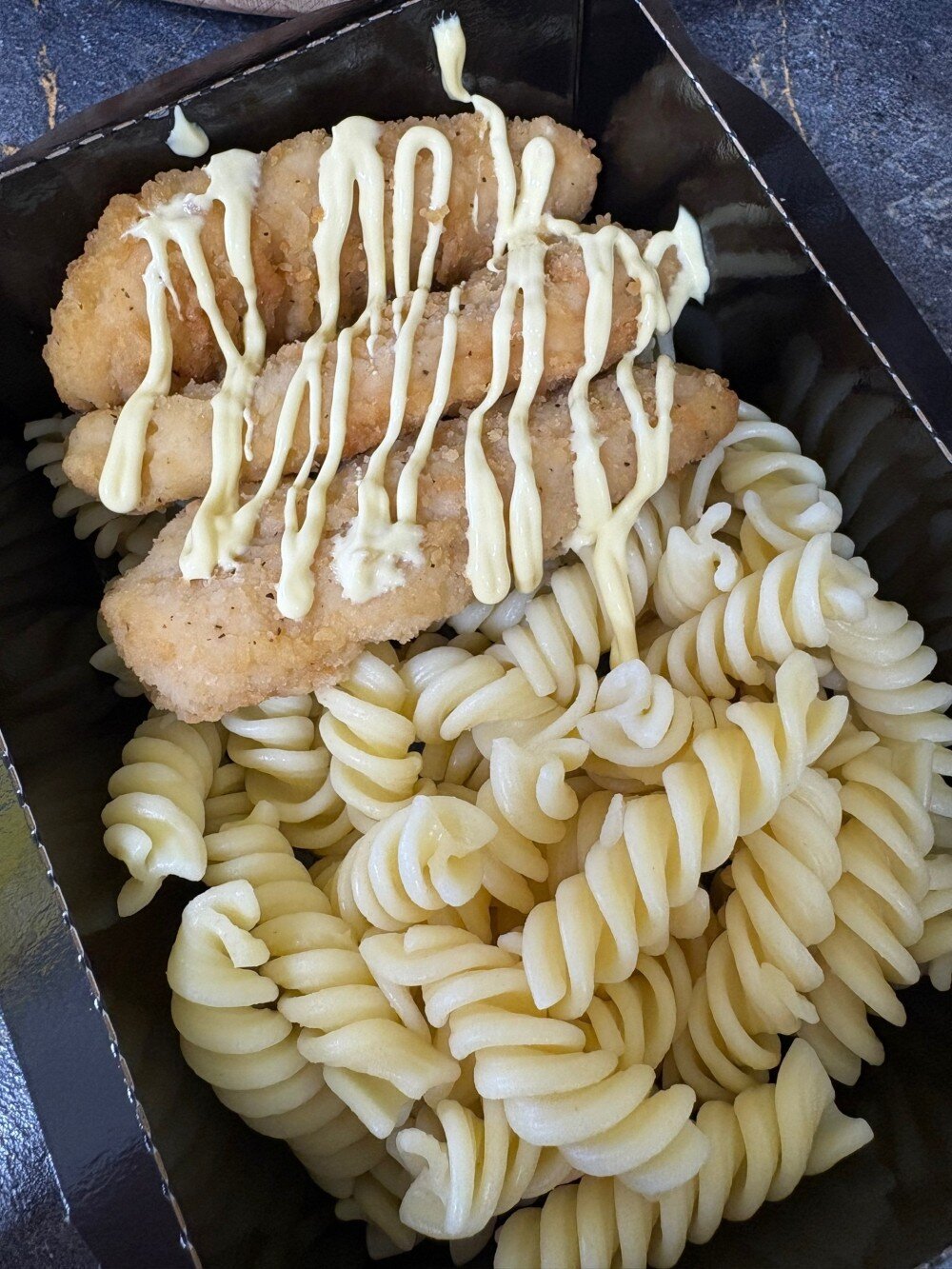 Стрипсы куриные с макаронами с сырным соусом