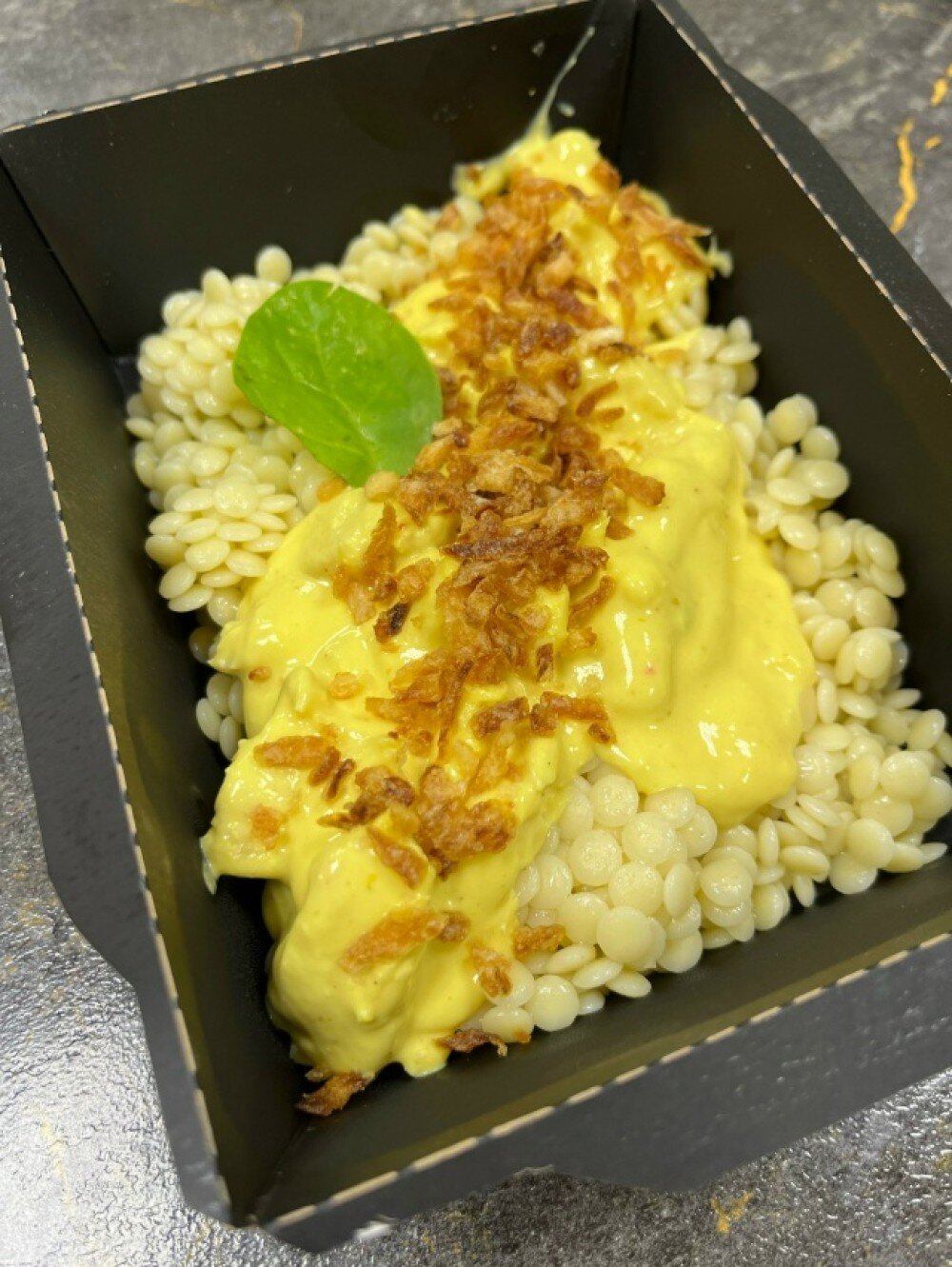 Куриная грудка в соусе карри с птитимом