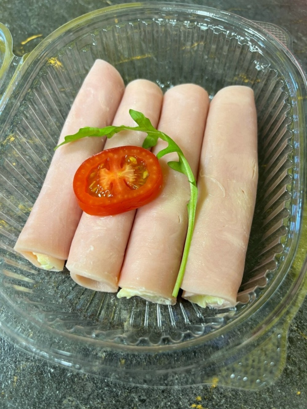 Рулетики из ветчины с сыром и чесноком