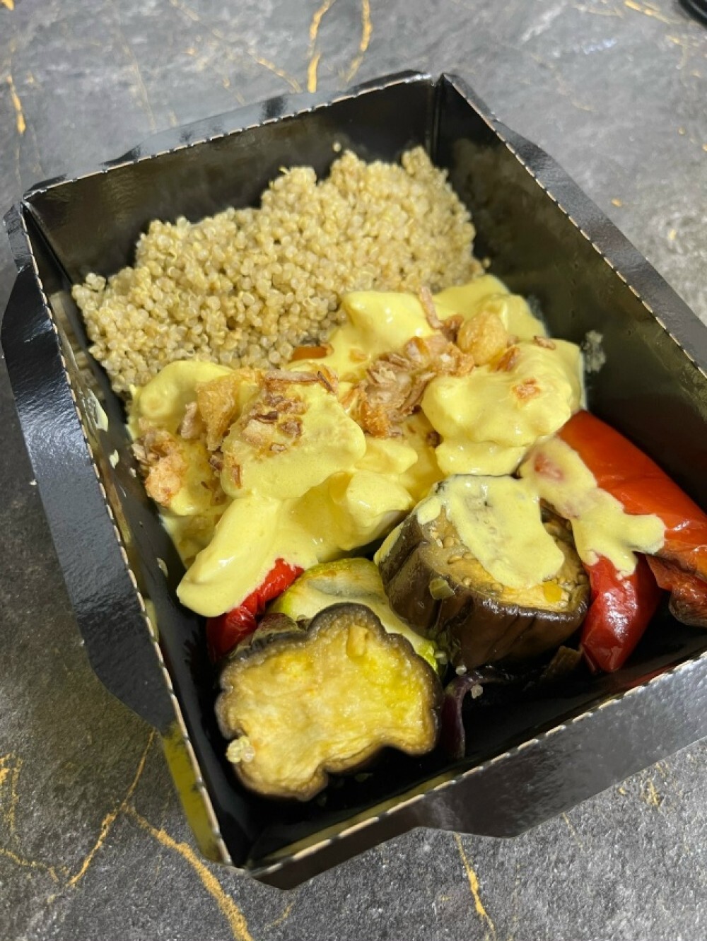 Куриная грудка в соусе карри с киноа и печеными овощами
