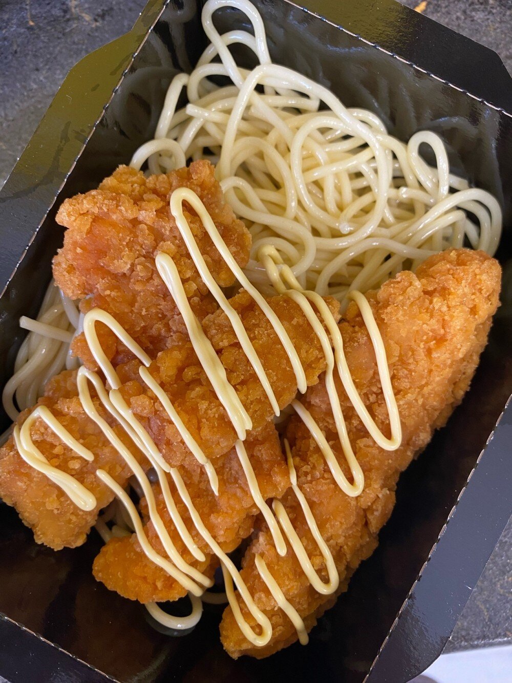 Куриные стрипсы со спагетти под сырным соусом