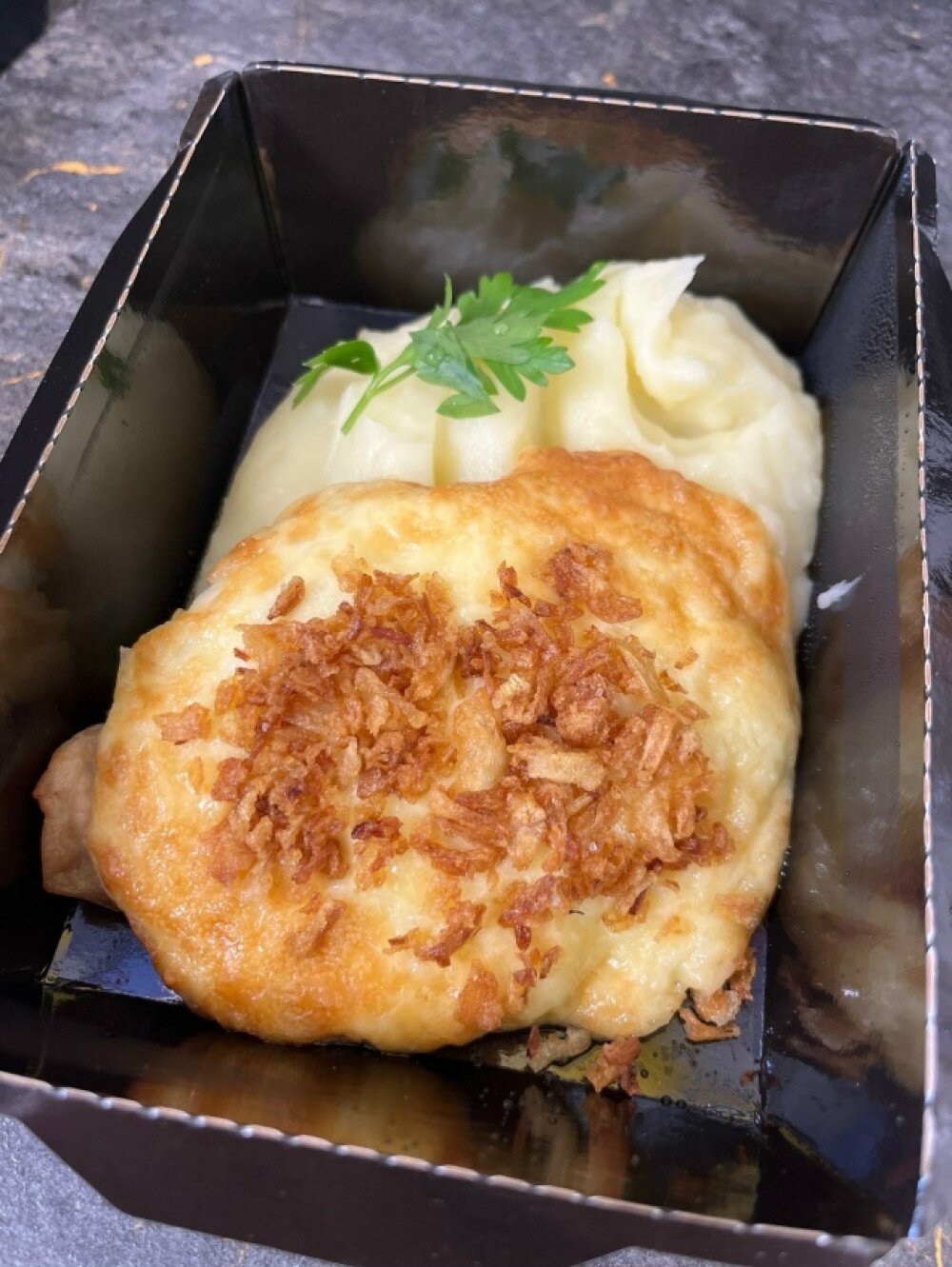 Свинина под сырной шапочкой с луком фри и пюре