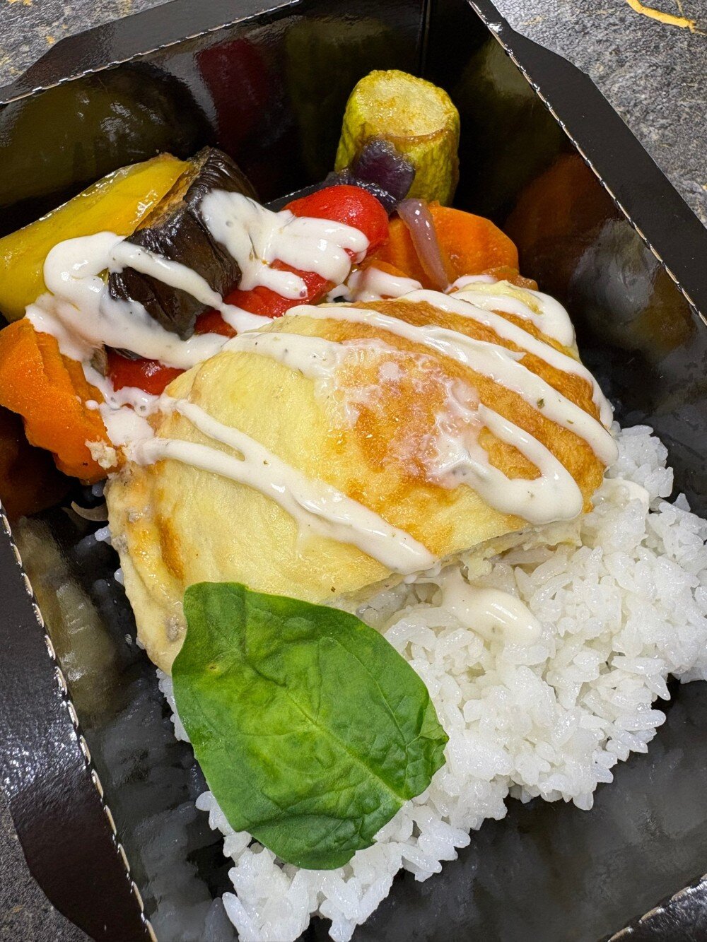 Куриный рулет с грибами, рисом и печеными овощами