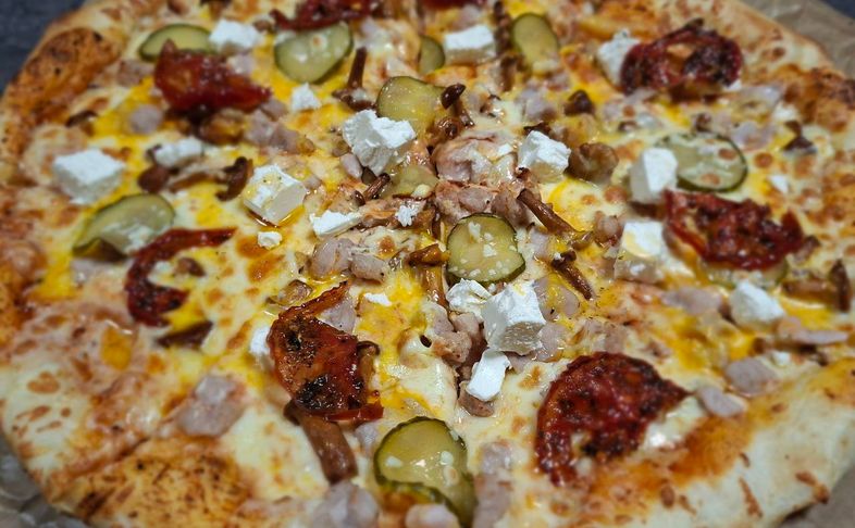 Лисички с вялеными томатами