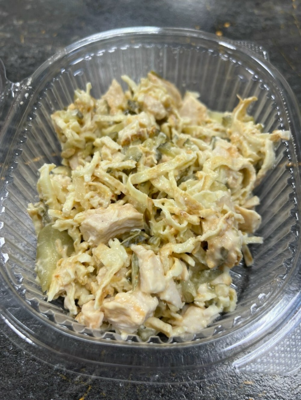 Салат с курицей и яичным блинчиком