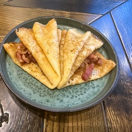 Блины с беконом и луком.