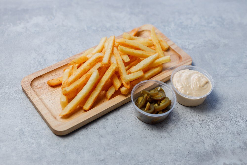 Картофель фри с фирменным сырным соусом и перцем халапеньо