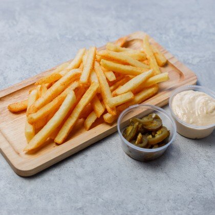 Картофель фри с фирменным сырным соусом и перцем халапеньо