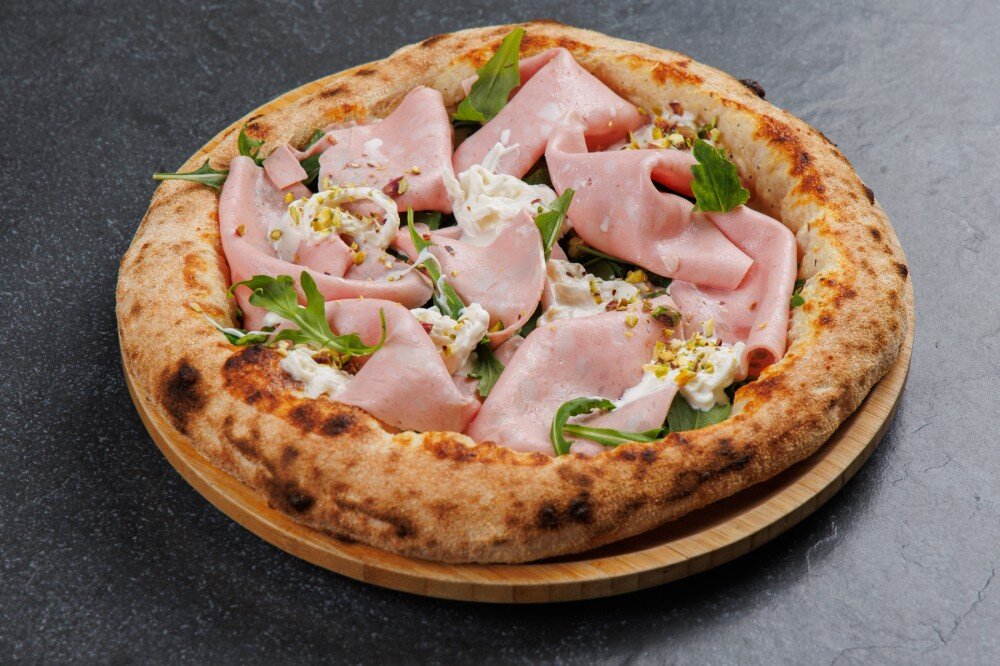 Пицца с мортаделлой и сыром страчателла