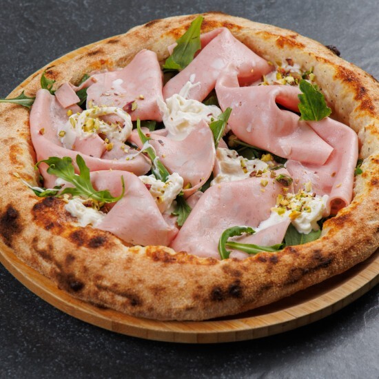 Пицца с мортаделлой и сыром страчателла