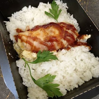 Куриное филе с сыром и грибами запеченное в беконе с рисом