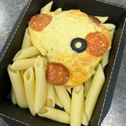 Запеченная мясная котлета под сырной шапочкой с колбасками чоризо с макаронами