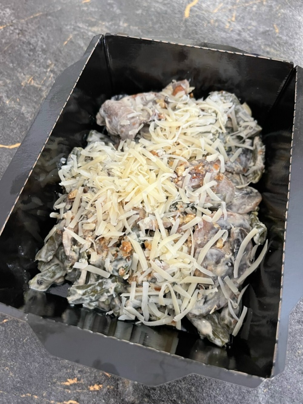 Запеченная стручковая фасоль с грибами в сливочном соусе с пармезаном и вялеными томатами