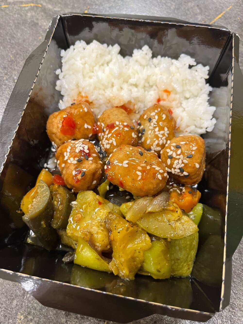 Мясные фрикадельки в соусе сладкий чили с рисом и печеными овощами