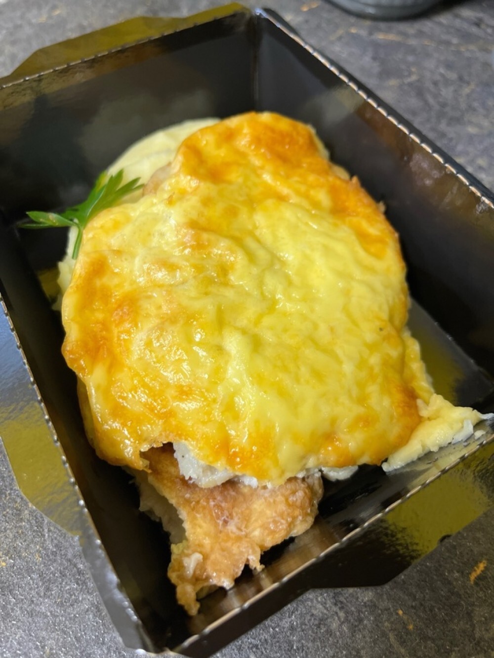 Куриное филе с ветчиной под сырной шапкой с пюре
