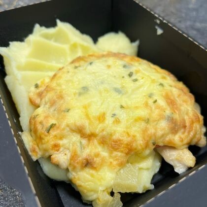 Куриное филе с ананасом и помидоркой под сырной шапочкой с пюре