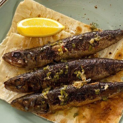 Сардины на углях с соусом чимичурри