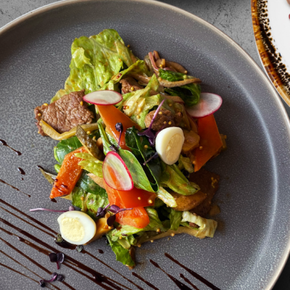 Теплый салат с говяжьей вырезкой и молодым картофелем