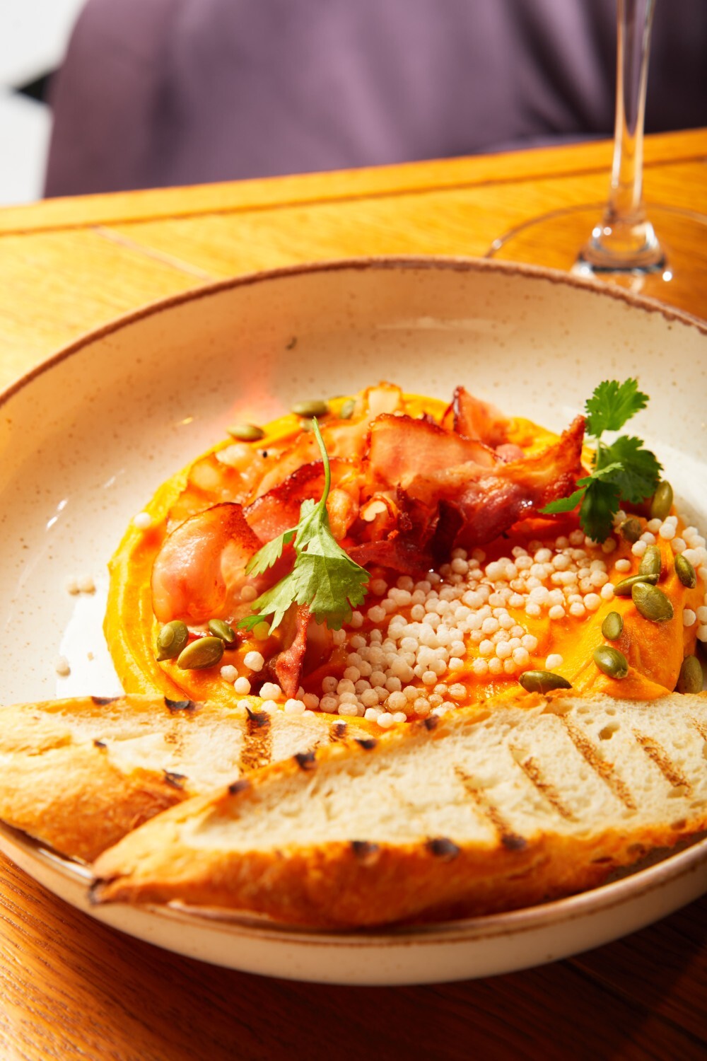 Тыквенный хумус с обжаренным беконом и тыквенными семечками