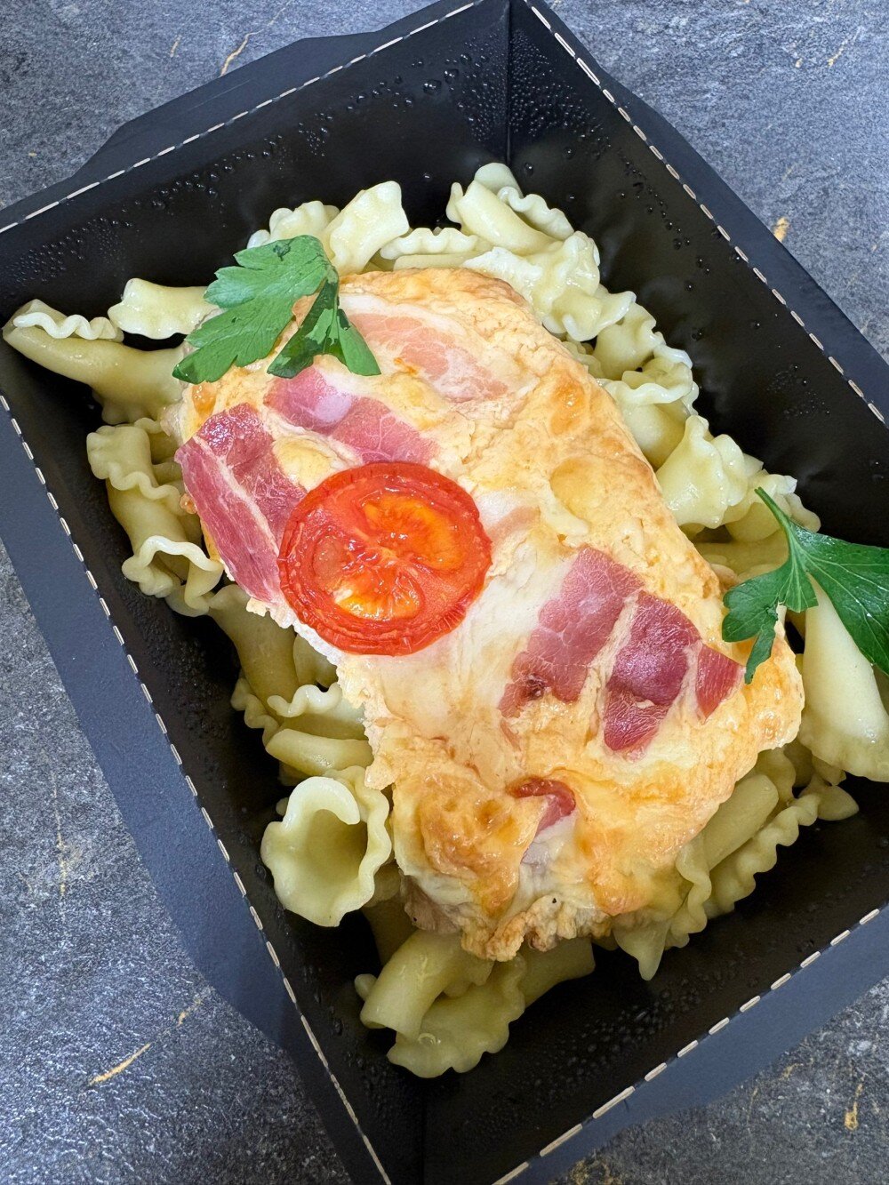 Свинина запеченная с макаронами