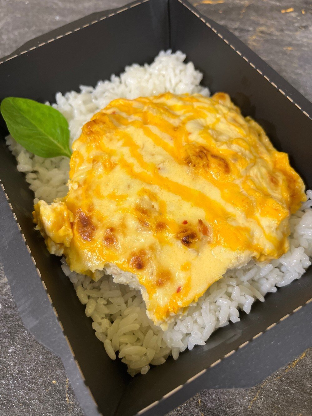 Котлета паровая с ананасом под сырной шапочкой с рисом