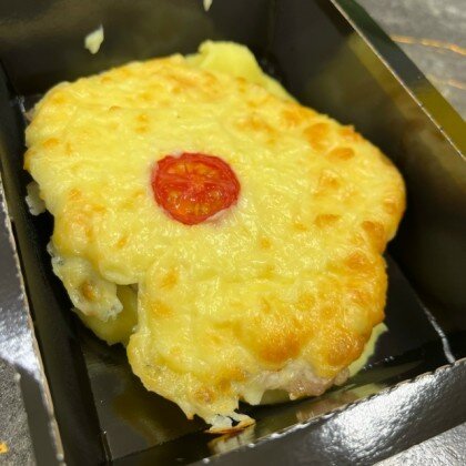 Запеченная свинина под сырной шапкой с  помидоркой и пюре