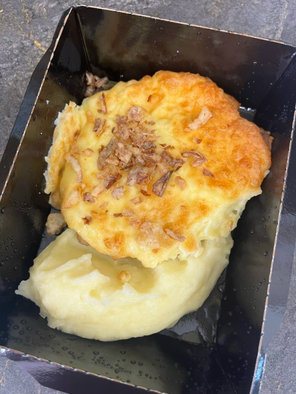 Запеченная треска под сырной шапочкой с луком фри  с пюре