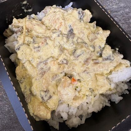 Курица с грибами в сливочном соусе с рисом