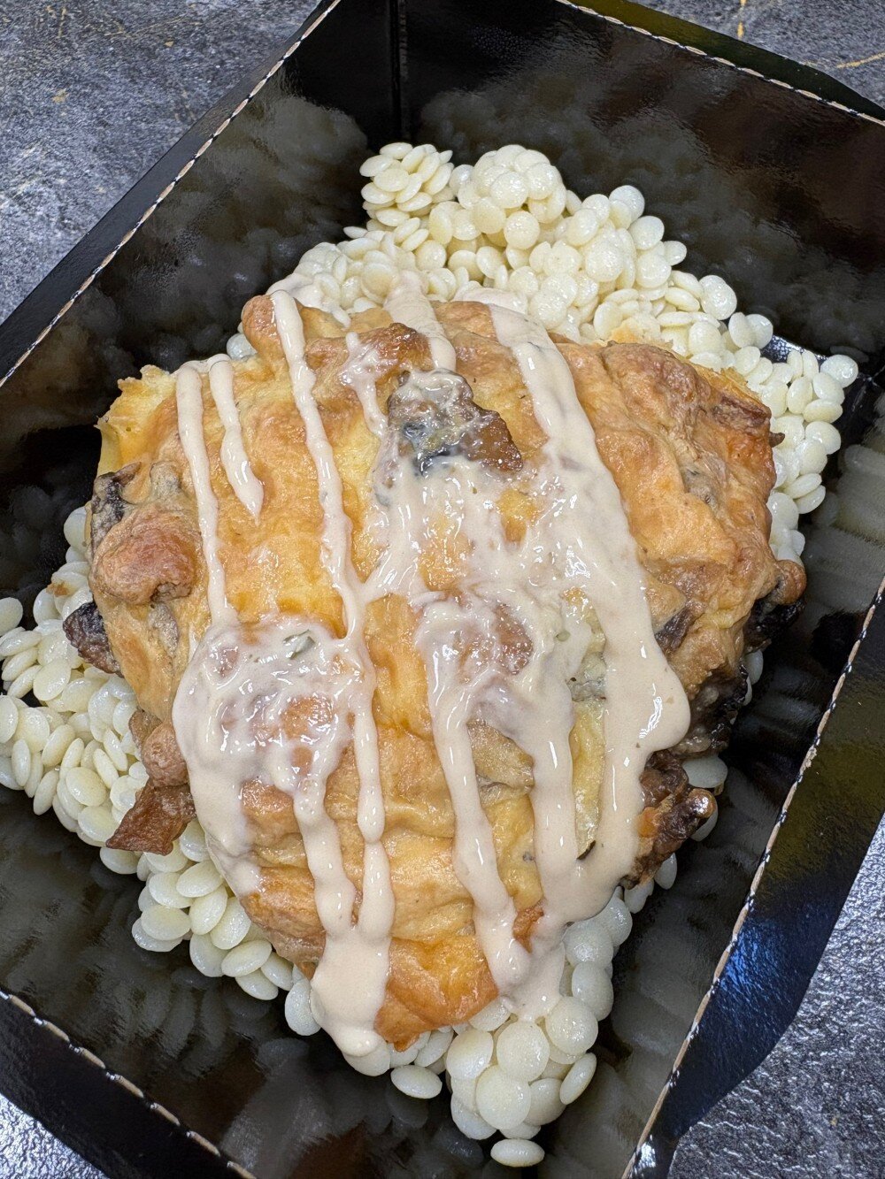 Куриная котлета под грибной шапочкой с птитимом и грибным соусом