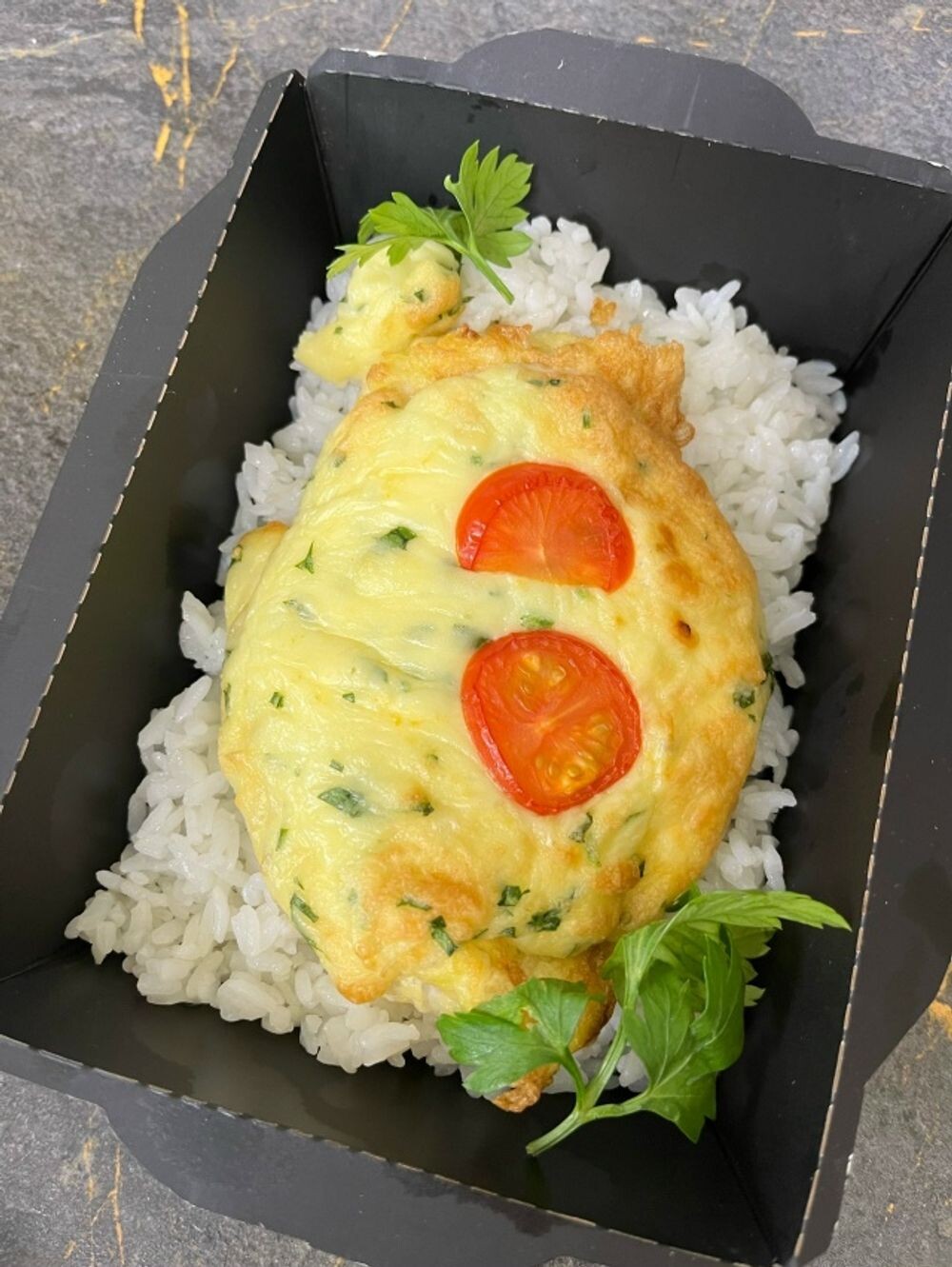 Треска под сырной шапочкой с помидоркой с рисом