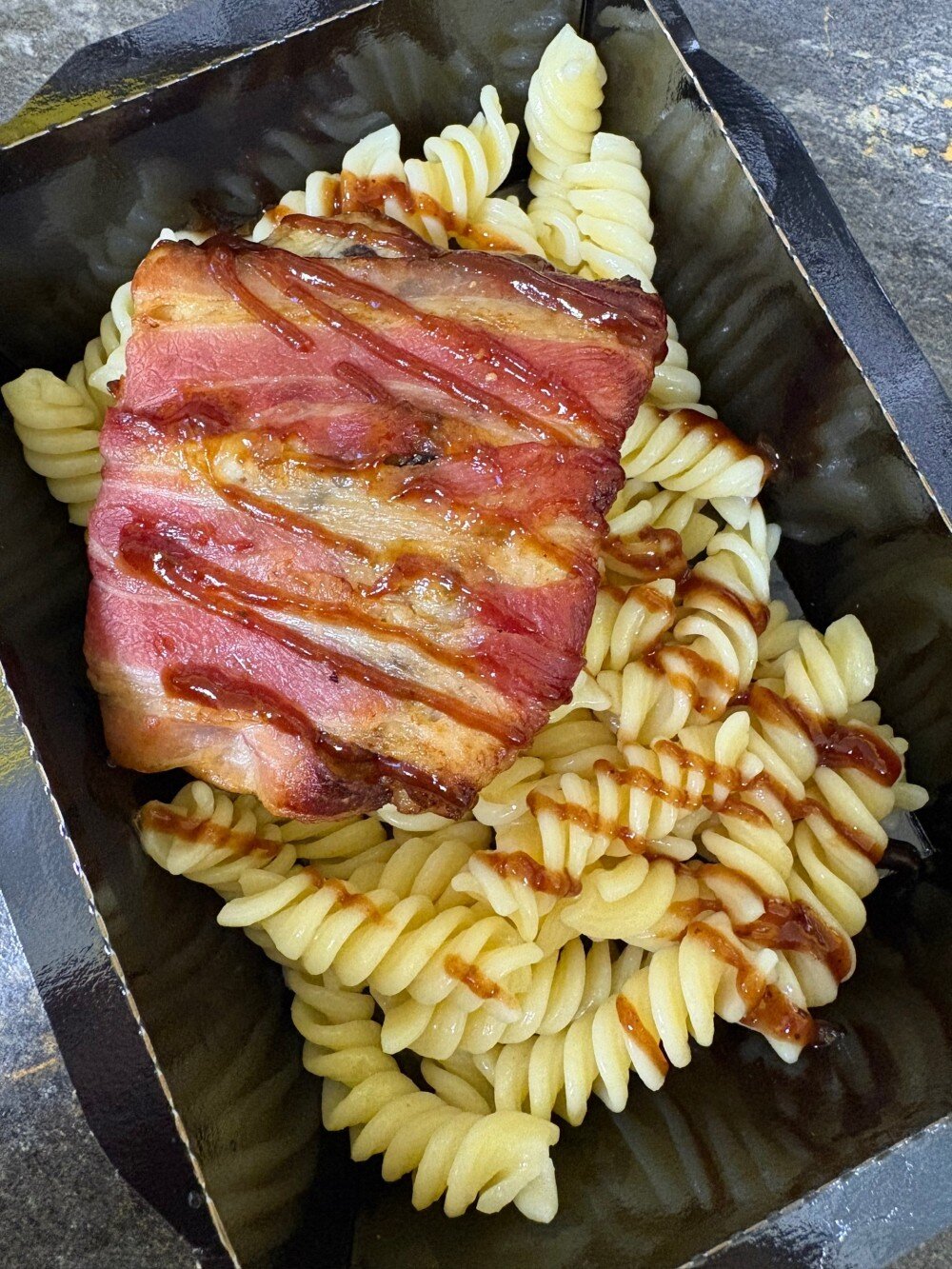 Свиная отбивная в беконе с макаронами
