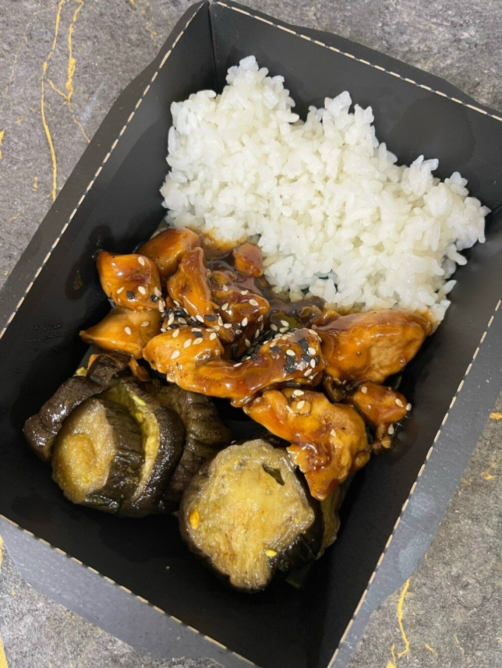 Куриная грудка в соусе терияки с печеными баклажанами и рисом