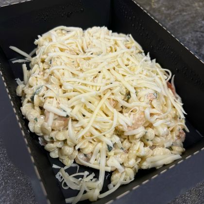 Птитим с креветками и черри в сливочно-шпинатном соусе