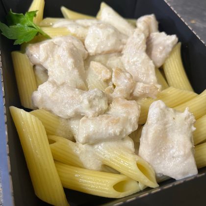 Куриная грудка в сливочно-чесночном соусе с макаронами