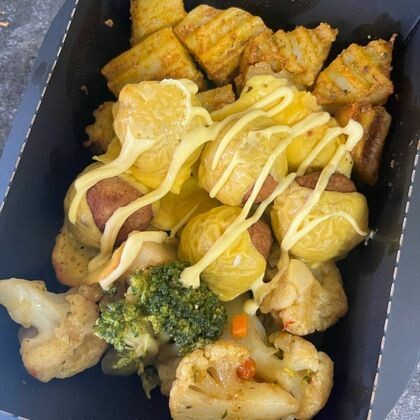 Куриные фрикадельки в сыре с печеным картофелем и овощами