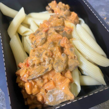 Сердечки куриные в сметанно - томатном соусе с макаронами