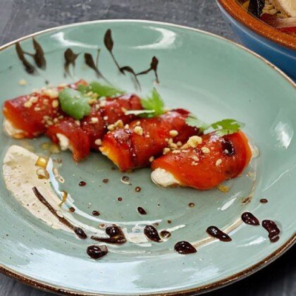 Рулет из печеного перца с кремом фета и орехами