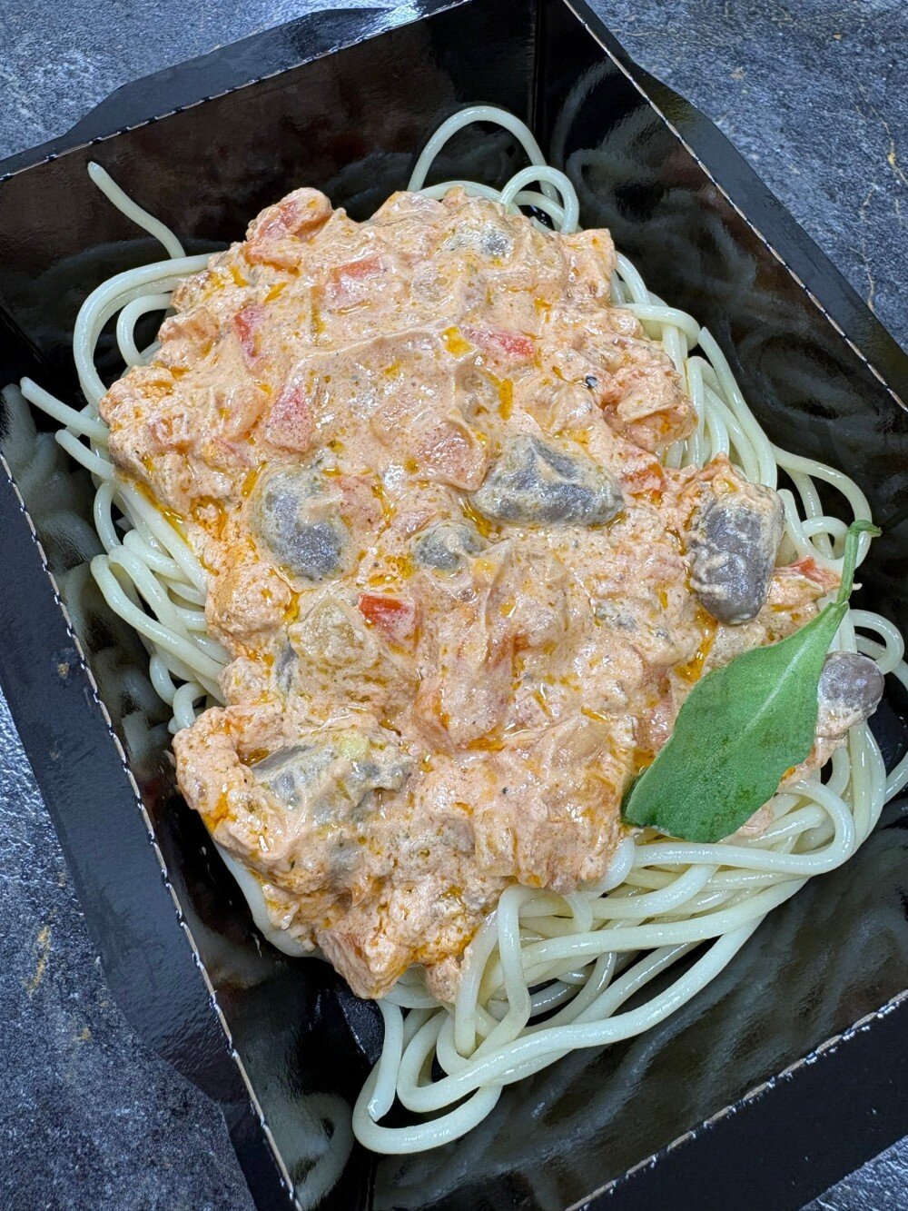 Сердечки куриные в сметанном соусе со спагетти