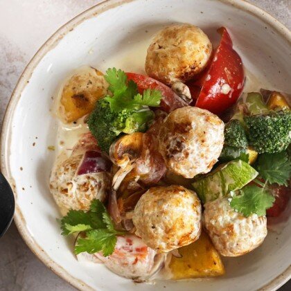 Кюфта из индейки с овощами в сливочном соусе