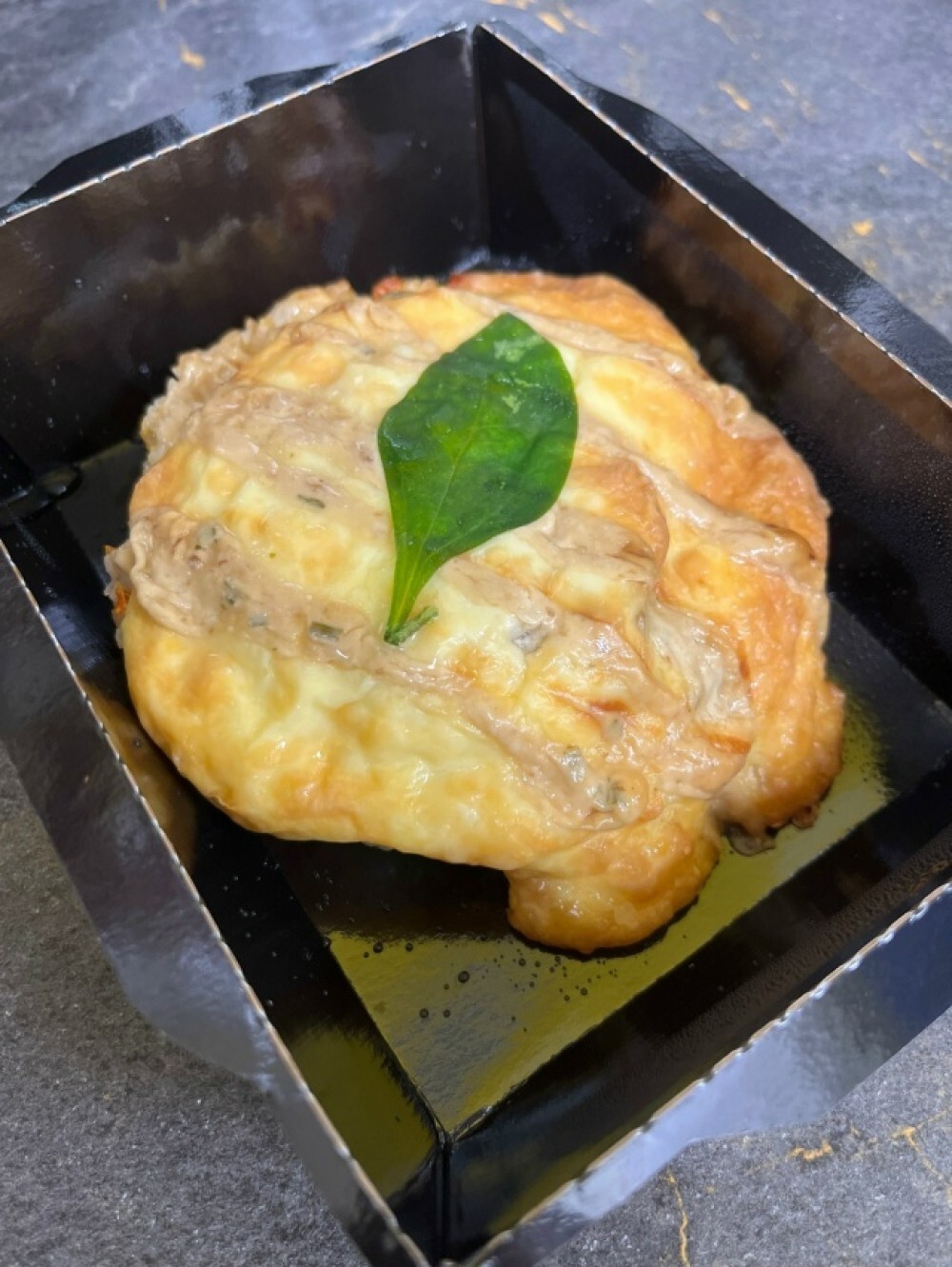 Запеченное куриное филе с рисом под грибным жульеном