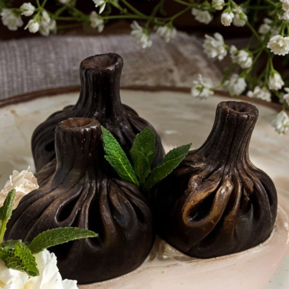 Шоколадные хинкали с творожным сыром и вишней