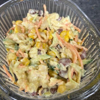 Салат с курицей ,консервированной фасолью и  кукурузой  и морковью по-корейски