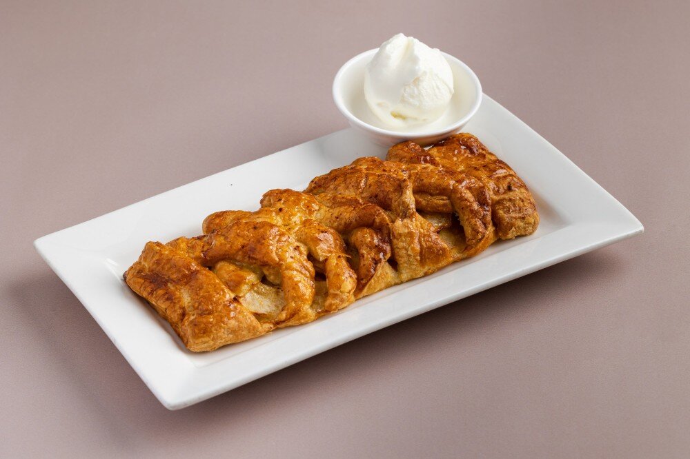 Штрудель яблочный с корицей и мороженым