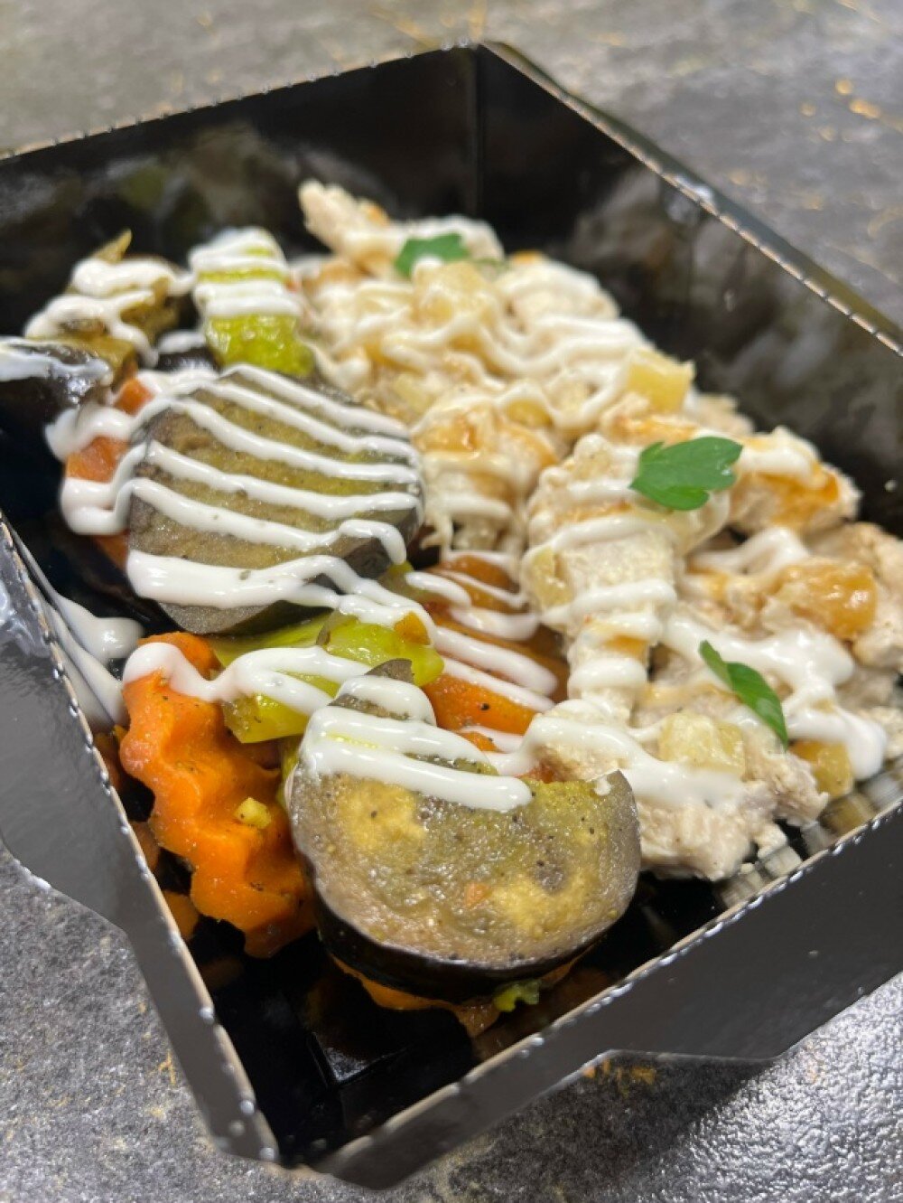 Запеченное куриное филе в соусе цезарь с ананасом и печеными овощами