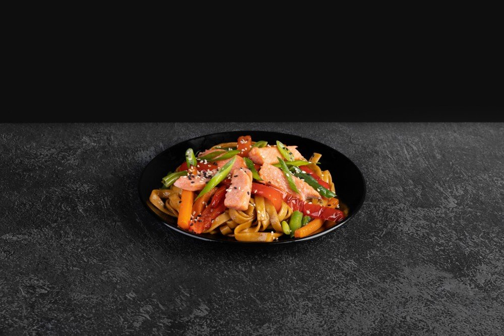 Wok с лососем