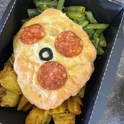 Мясная котлета под сырной шапочкой с печеным картофелем и фасолью с острыми колбасками чоризо