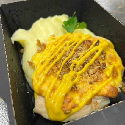 Куриная грудка под сырной шапочкой карри с пюре