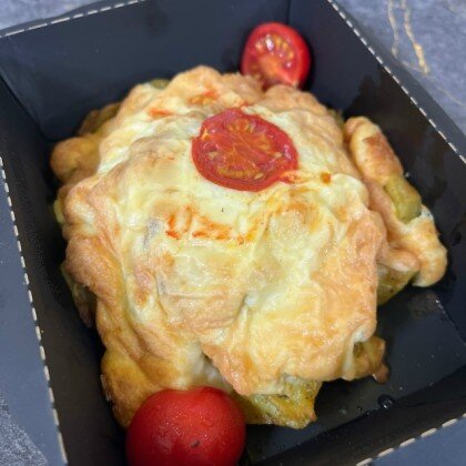 Мясо по-французски с печеным картофелем и овощами