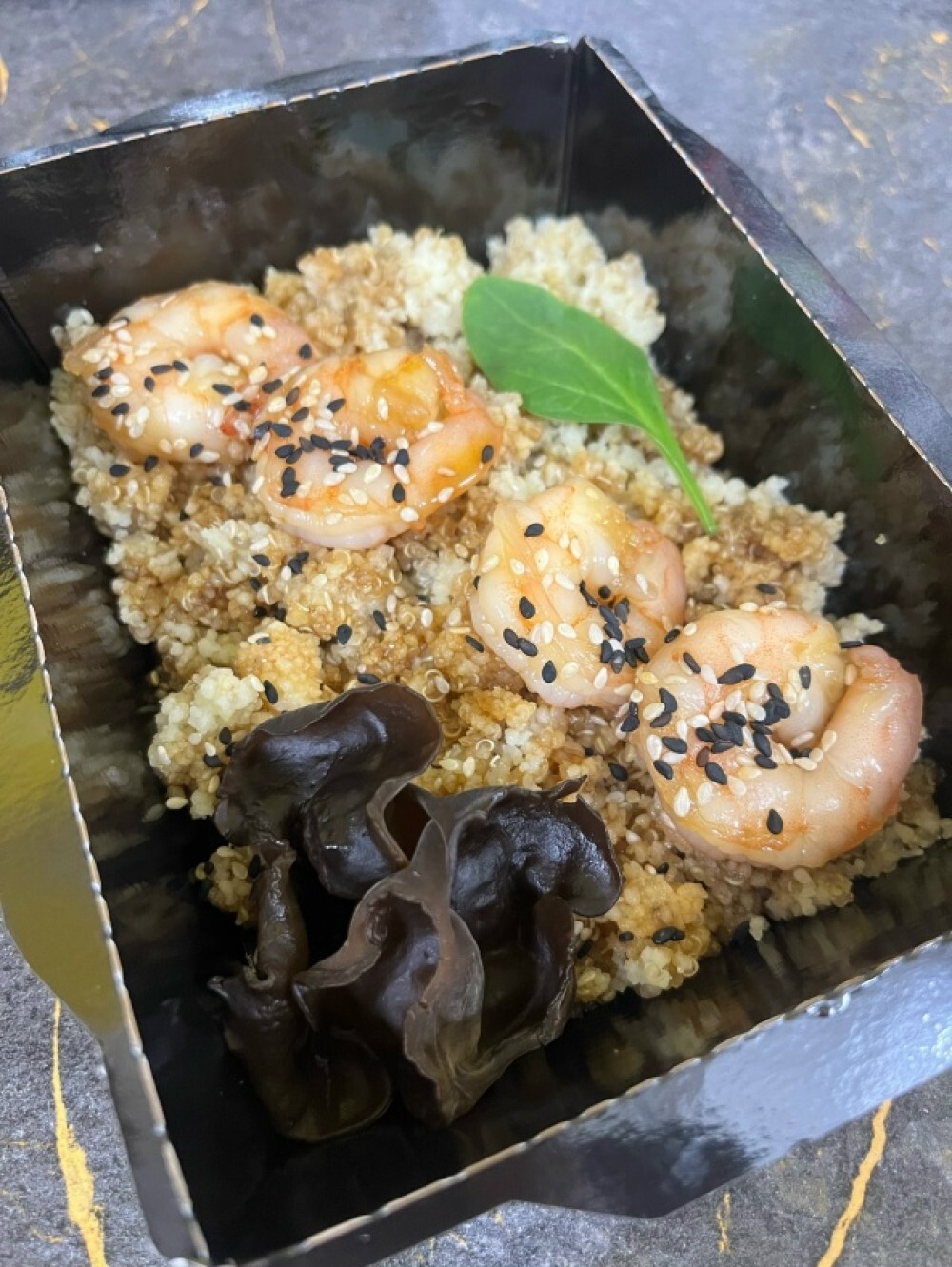 Киноа с кус кусом и креветками терияки