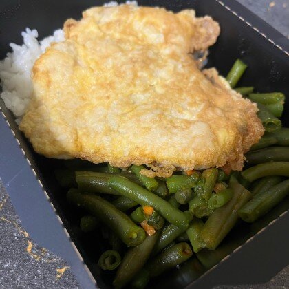 Куриная бризоль с рисом и фасолью